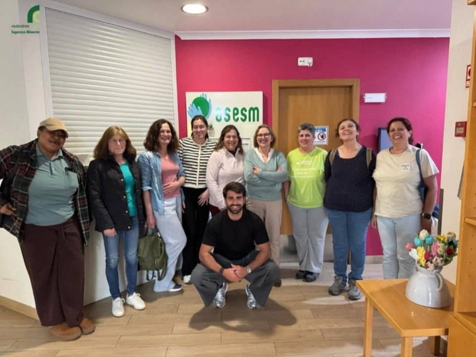 A equipa da Raciocínio Claro e participantes numa sessão de formação